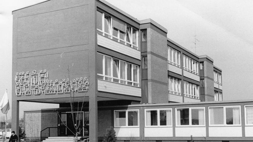 Elegant erhebt sich die neue Schule mit ihrem künstlerischen Schmuck an der Stirnseite über dem flachen Land .Unter dem dreigeschossigen Klassentrakt "entweicht" ein niedriger Flügel. Hier geht es zum Artikel vom 8. März 1966: 'Das ist ein Prachtbau!'