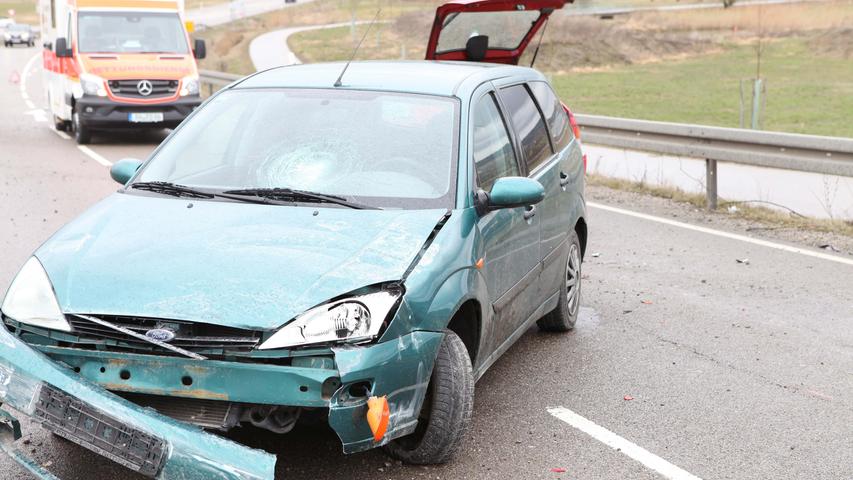 Mazda rammt querstehenden Ford: Fünf Menschen verletzt