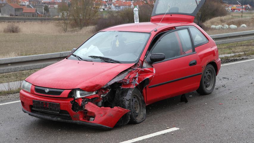 Mazda rammt querstehenden Ford: Fünf Menschen verletzt 