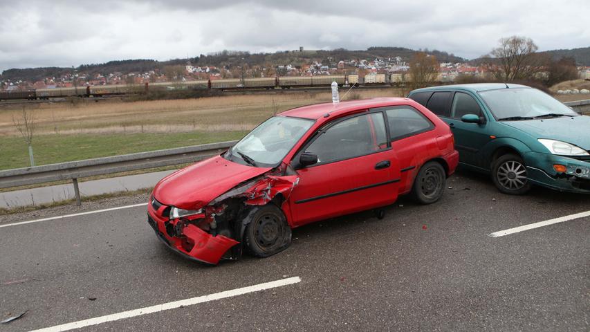 Mazda rammt querstehenden Ford: Fünf Menschen verletzt 