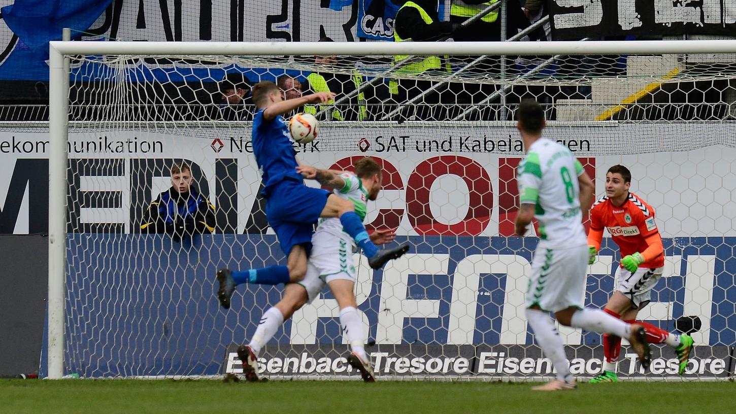 Übersprungen: Marcel Franke verliert das Luftduell mit Paderborns Nicklas Helenius - 0:1!