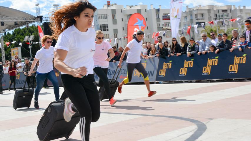 Auf hohen Absätzen über die Straßen: High-Heels-Lauf in Antalya