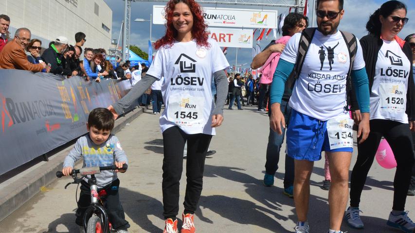 Auf hohen Absätzen über die Straßen: High-Heels-Lauf in Antalya