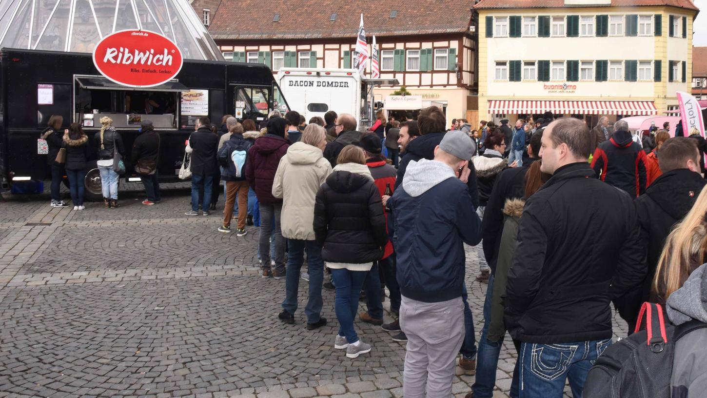 In langen Schlangen warteten die Foodtruck-Fans auf dem Schwabacher Marktplatz.