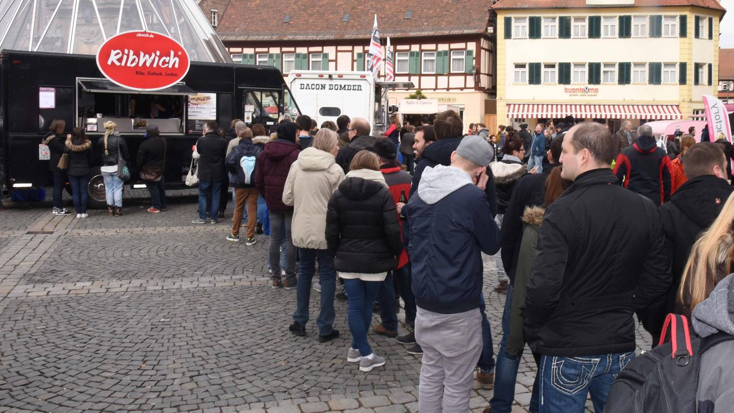 In langen Schlangen warteten die Foodtruck-Fans auf dem Schwabacher Marktplatz. In langen Schlangen warteten die Foodtruck-Fans auf dem Schwabacher Marktplatz.