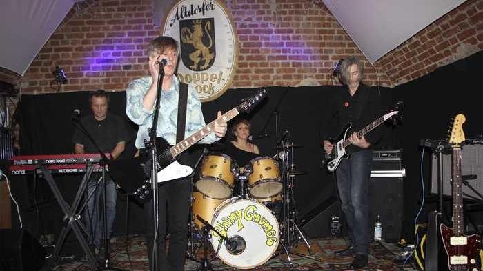 Die Shiny Gnomes glänzten am Samstag mehr denn je: Mit einer Vielfalt und vier neue Songs hatte die Psychedelic/Garage Band aus Nürnberg das Brauhaus in Altdorf zum Beben gebracht. Die Shiny Gnomes glänzten am Samstag mehr denn je: Mit einer Vielfalt und vier neue Songs hatte die Psychedelic/Garage Band aus Nürnberg das Brauhaus in Altdorf zum Beben gebracht.
