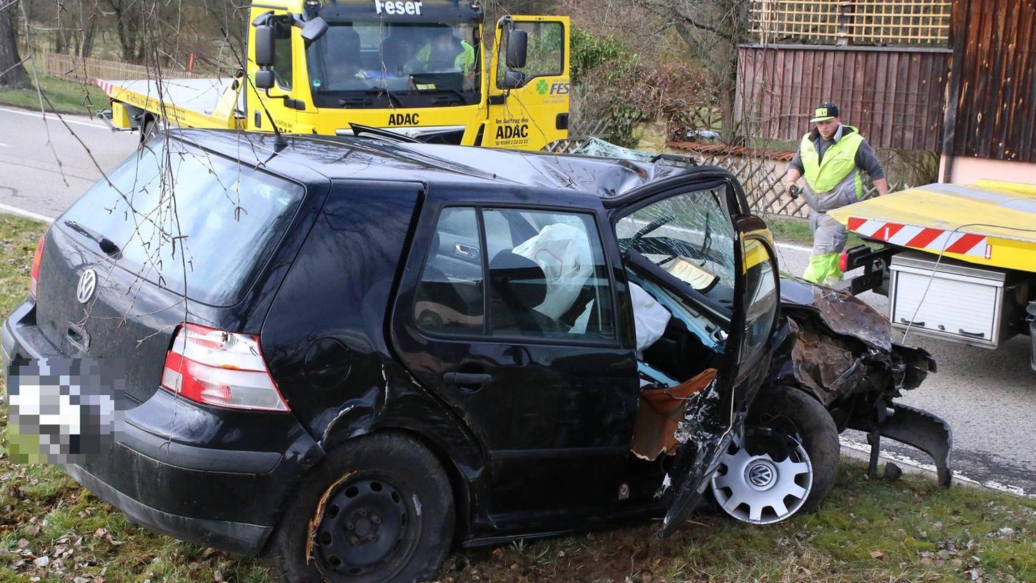 Der Fahrer des Golf hatte Glück im Unglück. Der Pkw erlitt einen Totalschaden.