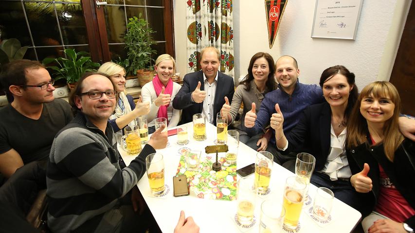 Ulrich Schürr (JB/CSU, Mitte) feiert  in der Brauerei Greif mit Freunden und der Familie: Er liegt nach der ersten Runde vorne.