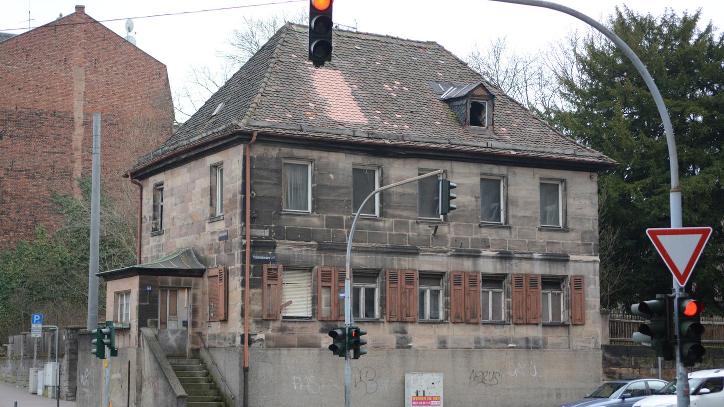 Auf dem Dachboden dieses leerstehenden Hauses in der Schwabacher Straße in Fürth hatten Jugendliche die Leiche des Obdachlosen gefunden.