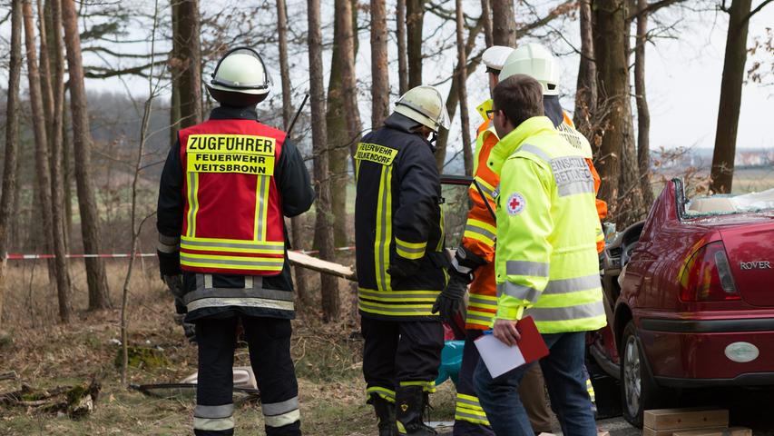 Pkw kollidiert bei Veitsbronn mit Bäumen - Frau stirbt