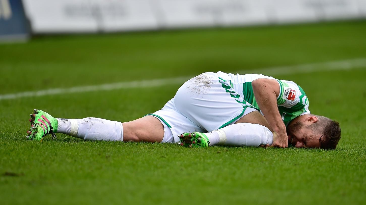 Heidingers Kniefall: Der Verteidiger zog sich im Samstagsspiel in Paderborn eine Prellung zu.