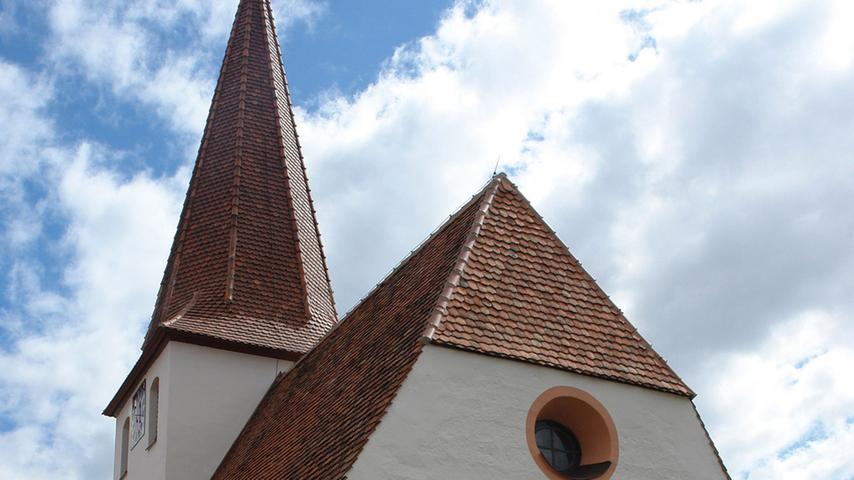 Die ev.-luth. Pfarrkirche St. Bartholomäus im Zentrum von Urfersheim wurde im ausgehenden 12. oder beginnenden 13. Jahrhundert als Chorturmkirche errichtet. Das Dach ihres Langhauses ist mit einem charakteristischen Schopfwalm versehen. Wie viele mittelalterliche Kirchen erfuhr auch diese Kirche im Zeitalter des Barock diverse Veränderungen. Ab 1710 sind mehrere Umbauten belegt. Am nachhaltigsten prägte dabei wohl die Umgestaltung des Daches den Gesamteindruck. Das ursprünglich deutlich flachere Satteldach wurde steiler und mit einem liegenden Stuhl versehen. Nachträglich wurde auch ein Holztonnengewölbe über dem Langhaus eingebaut. Es ist anzunehmen, dass gerade diese späteren Umbauten mitverantwortlich waren für die statischen Schäden, die am gesamten Baukörper aufgetreten waren. Die Außenwände des Kirchenschiffes hatten sich verformt und Risse gebildet. Ein ähnliches Schadensbild war am Tonnengewölbe feststellbar. Da sich dort bereits Putzstücke lösten, bestand dringender Handlungsbedarf.