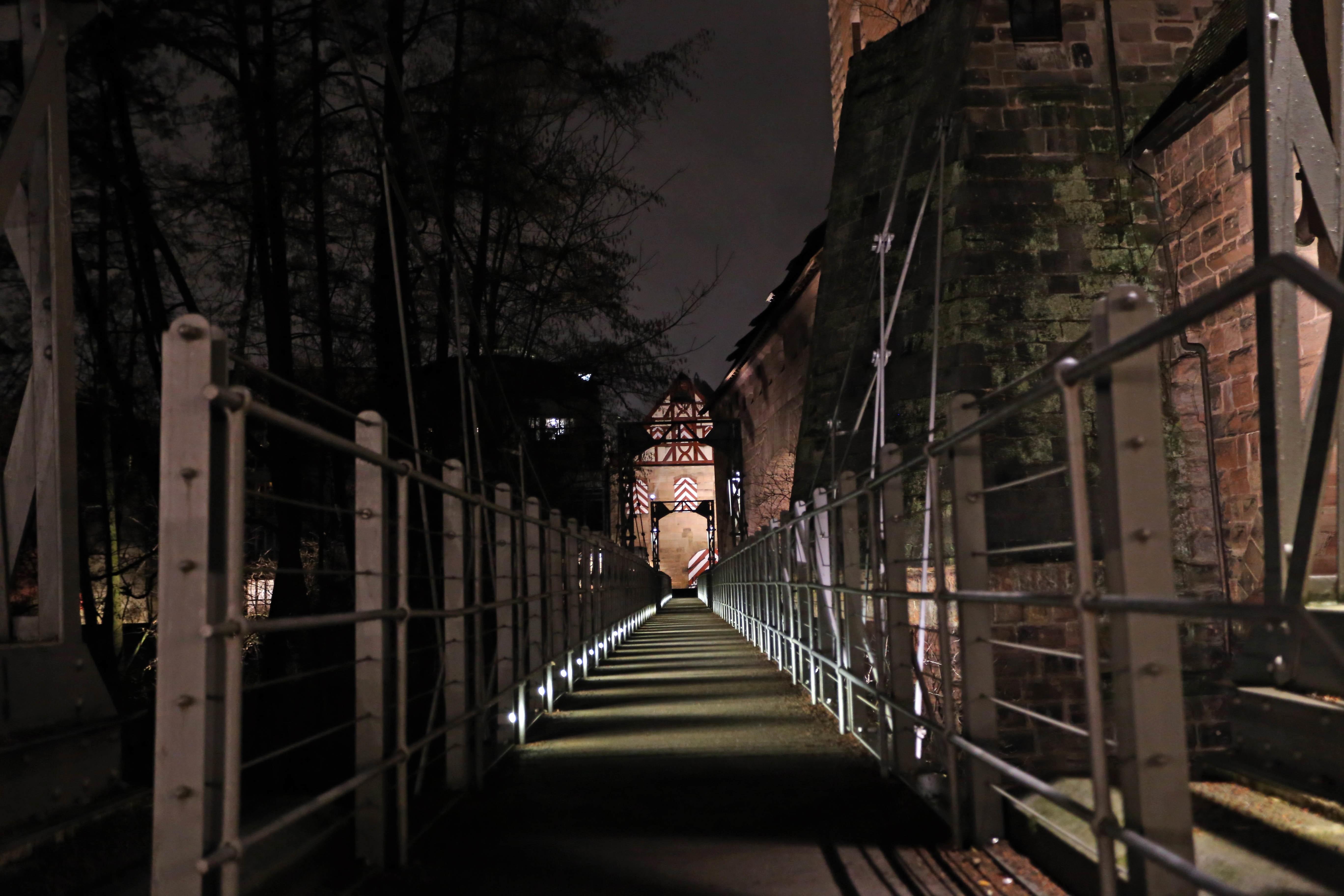 Der Kettensteg ist eine technische Meisterleistung und wurde nach seiner Sanierung auch perfekt mit LED-Technik ausgeleuchtet.