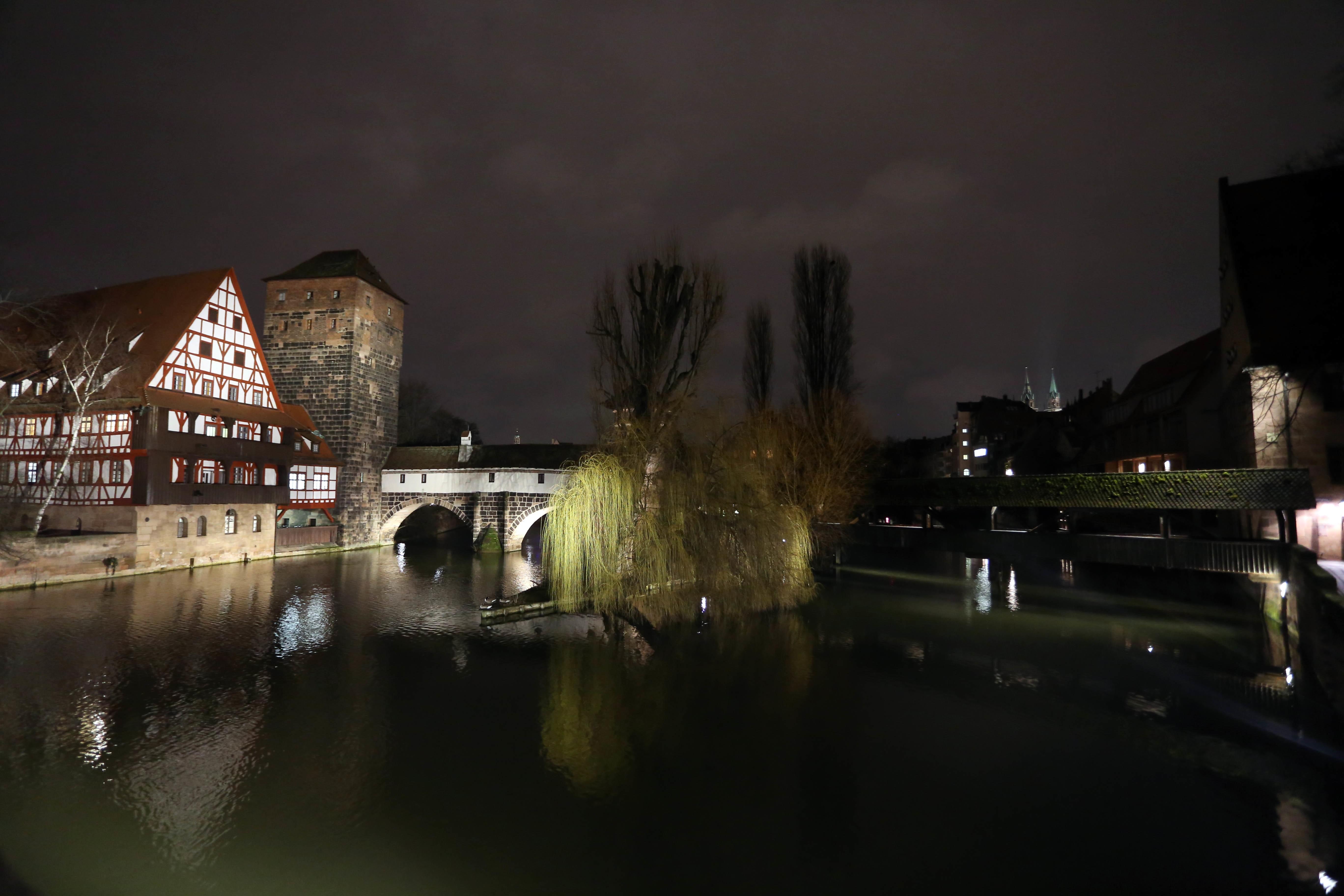 Im Bild: Weinstadel, Henkerhaus (mit Museum) und Henkersteg.