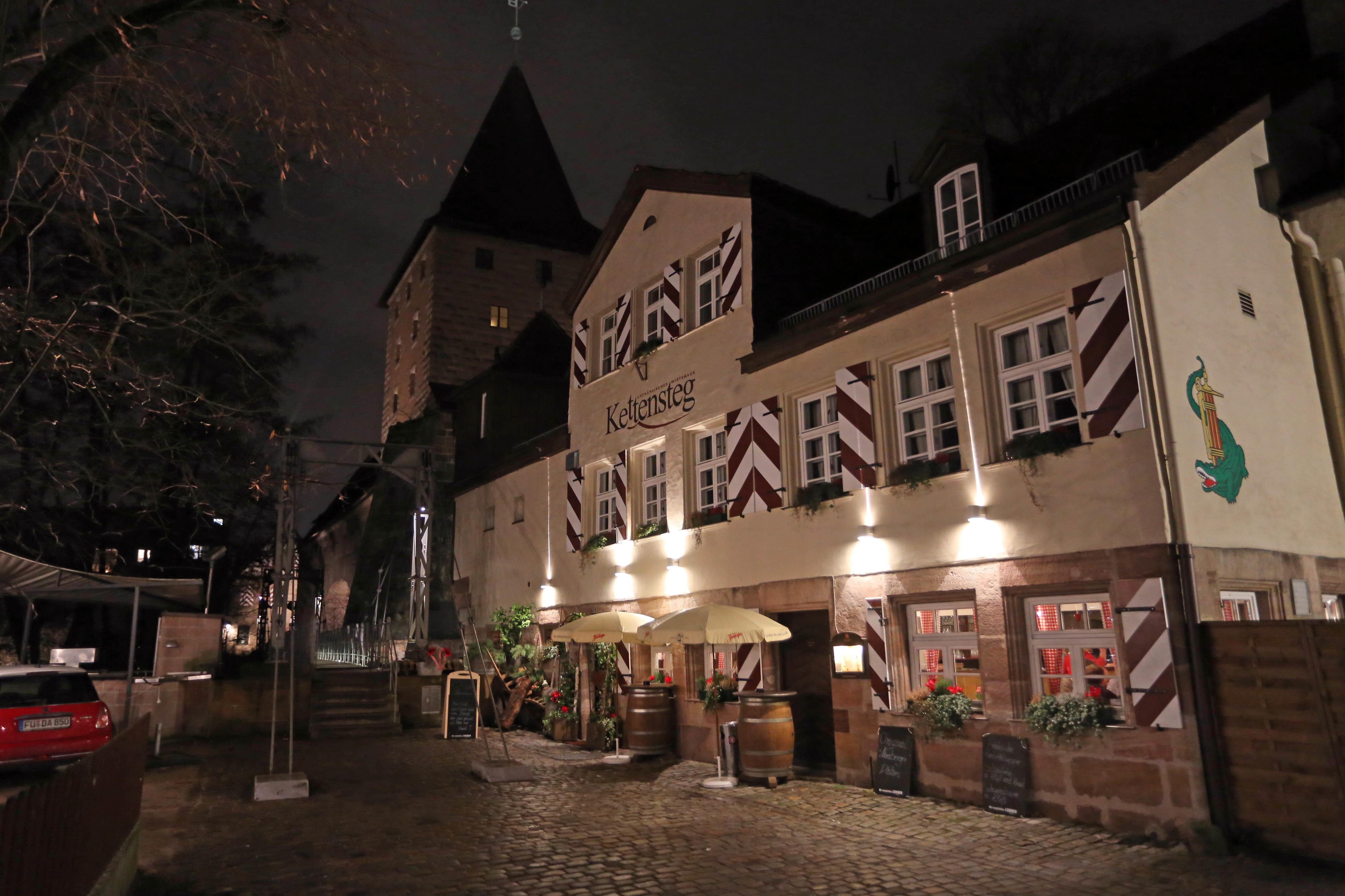 Die Gaststätte Kettensteg wird auch illuminiert.