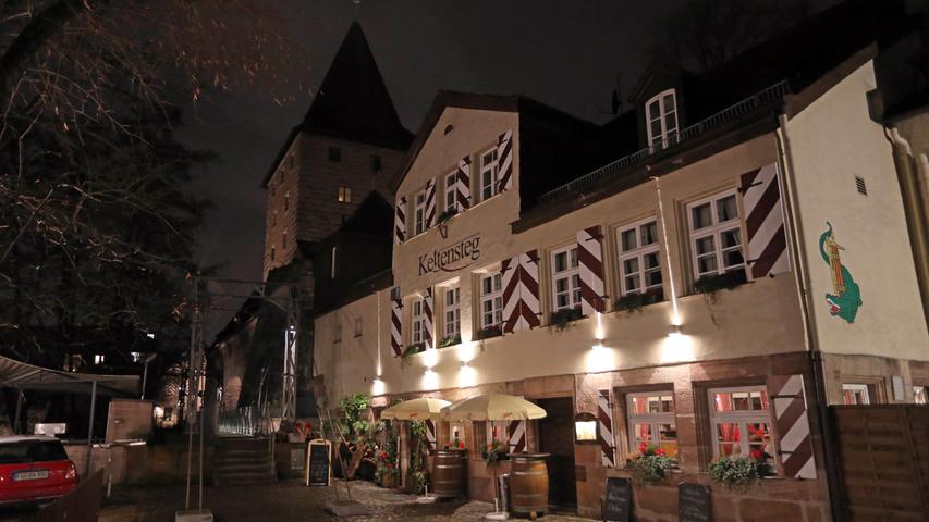 Die Gaststätte Kettensteg wird auch illuminiert.