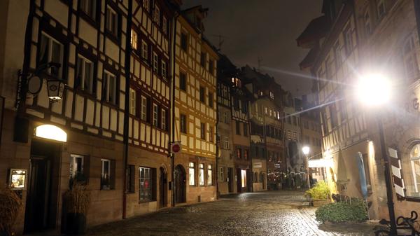 Bei Touristen und Nachtschwärmern beliebt: die Weißgerbergasse.