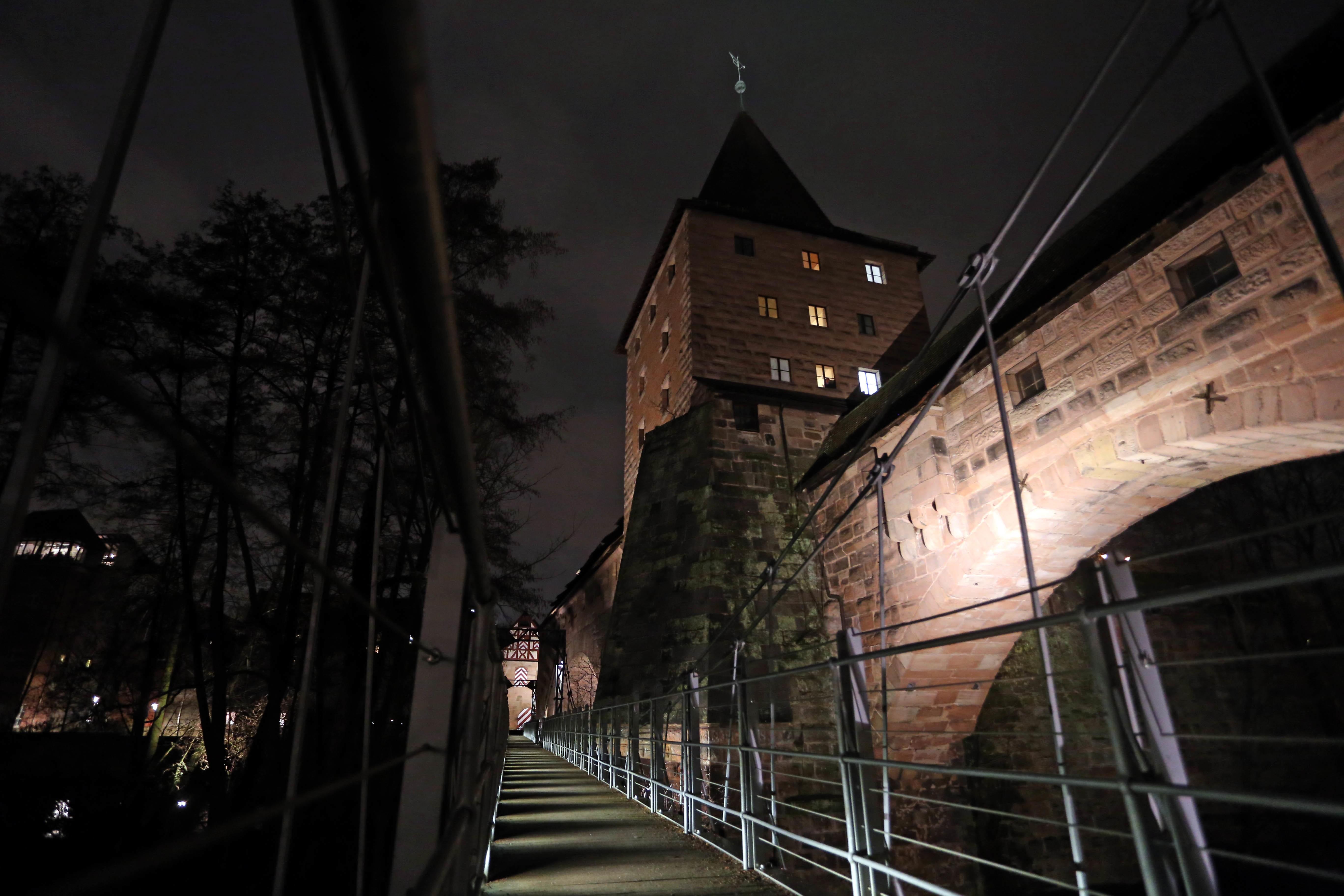 Die neue Beleuchtung hebt das Filigrane des Stegs hervor.