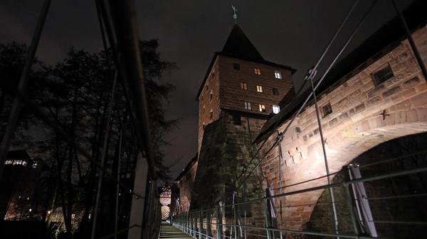 Die neue Beleuchtung hebt das Filigrane des Stegs hervor.