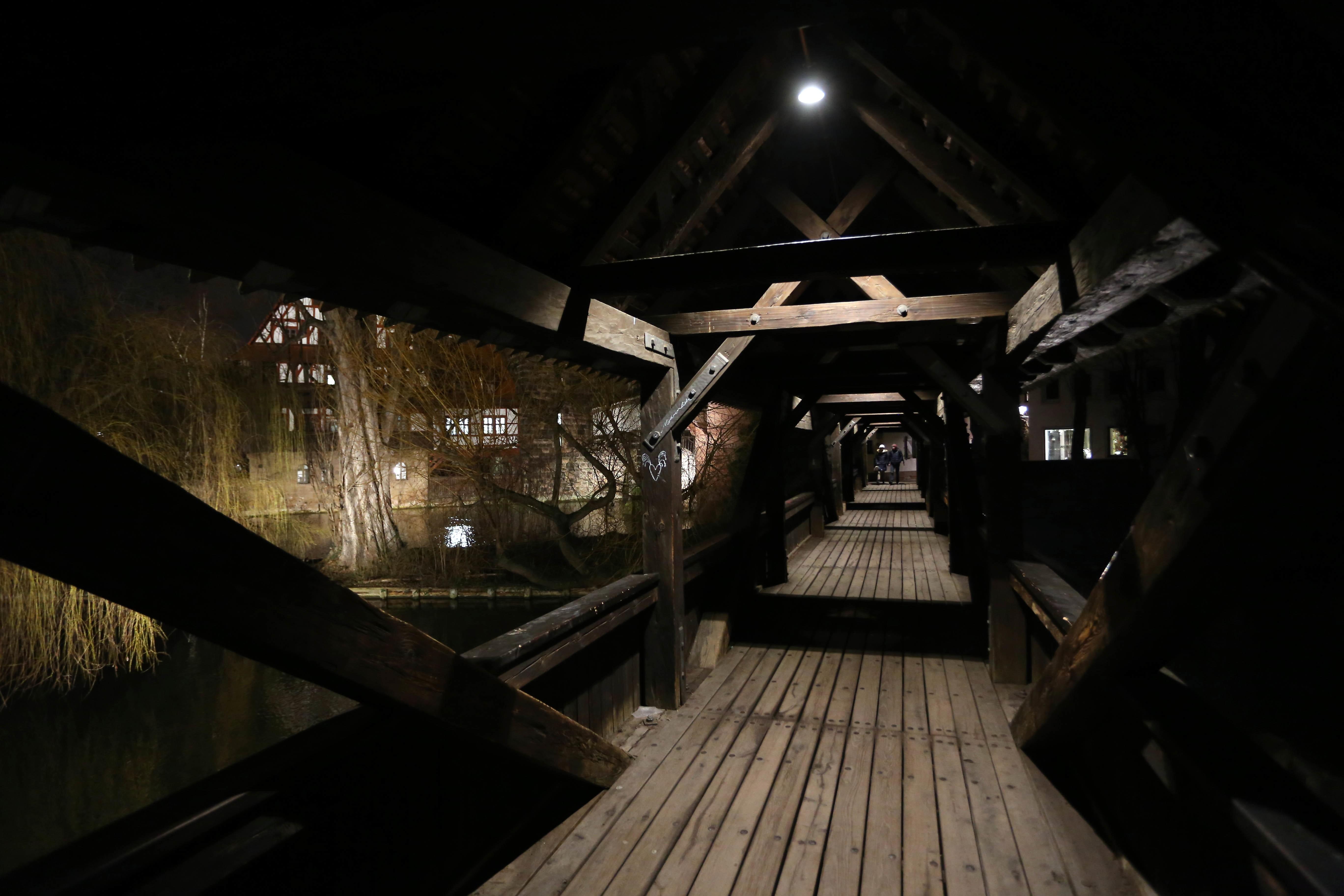 ... es eher dunkel zugeht.