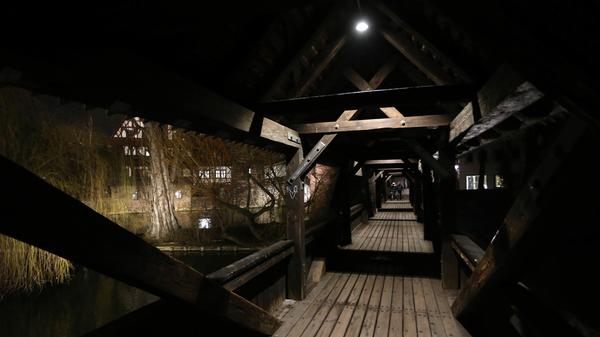 ... es eher dunkel zugeht.