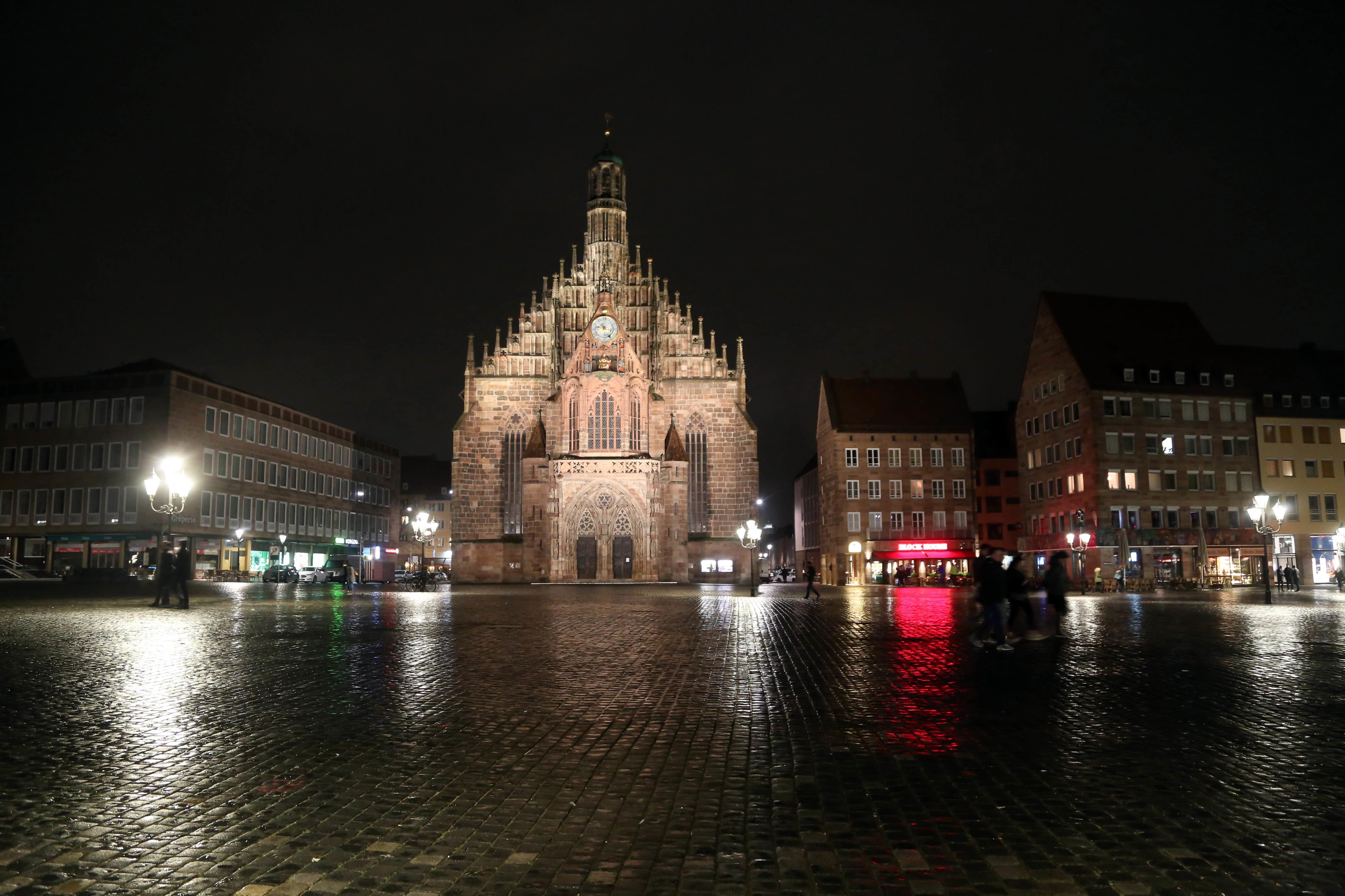 Etwas weniger Verwechslungsgefahr besteht mit diesem Prachtwerk: der Frauenkirche am Hauptmarkt.
