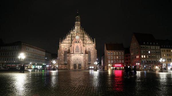 Etwas weniger Verwechslungsgefahr besteht mit diesem Prachtwerk: der Frauenkirche am Hauptmarkt.