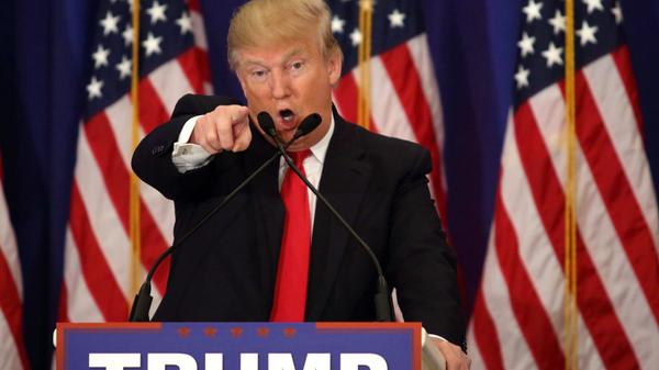 Trump hat keine Erfahrung als Politiker. Er sieht das aber nicht als Schwäche. Im Gegenteil: Um Amerikas korrumpierten Machtapparat auszumisten und umzukrempeln, brauche es einen Außenseiter. Einen unabhängigen Weltklasse-Geschäftsmann. Einen wie ihn.