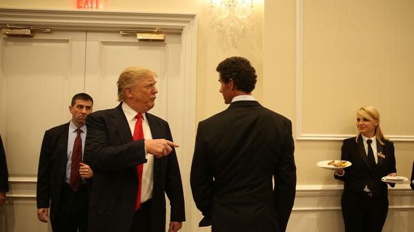 Dabei gab es durchaus Zeiten, in denen "The Donald" auch persönlich mit dem Rücken zur Wand stand. 1990, so schilderte es Trump später selbst der Washington Post, habe er auf einen Bettler gezeigt und zu seiner Frau gesagt: "Momentan ist er 900 Millionen Dollar mehr wert als ich."