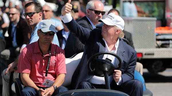 Die "Trump University" musste ihren Namen ändern, weil sie keine echte Universität ist. New Yorks Generalbundesanwalt Eric Schneiderman hat Trump wegen "Betrugs von Tausenden Studenten" verklagt. Trump sei ein Angeber, der ohne den Nachlass seines reichen Vaters "Uhren in Manhattan verkaufen" würde, lästerte Rivale Marco Rubio kürzlich.