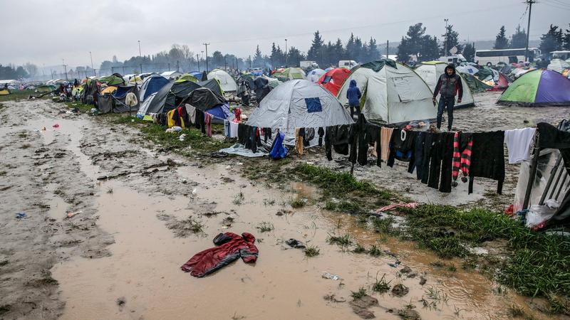 Regen lässt Aufnahmelager Idomeni in Schlamm versinken
