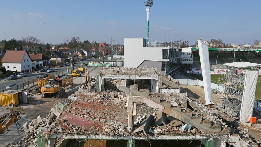 Unterdessen verabschiedet sich der Verein von einem Stück seiner Geschichte: Nach mehr als 60 Jahren muss die alte Haupttribüne im Ronhof einem Neubau weichen. Das alte Gebäude war für die Anforderungen der 2. Bundesliga nicht mehr zeitgemäß gewesen - insgesamt rund 17 Millionen Euro wird die Modernisierung des Stadions kosten.