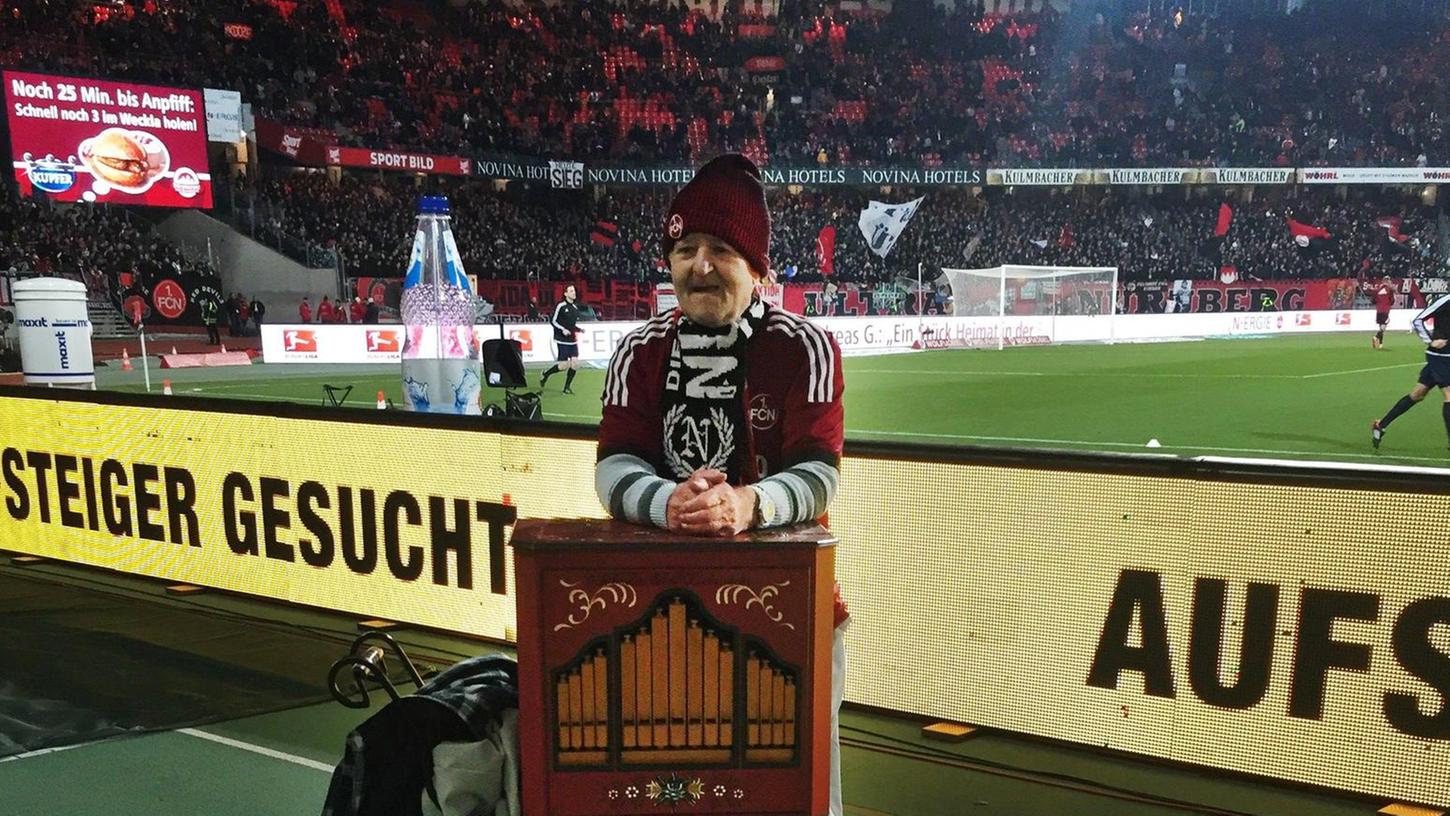 Auftritt vor 45 666 Menschen: Kurz vor Anpfiff des Frankenderbys spielte Walter Birkner die Hymne des 1. FCN im Grundig-Stadion.