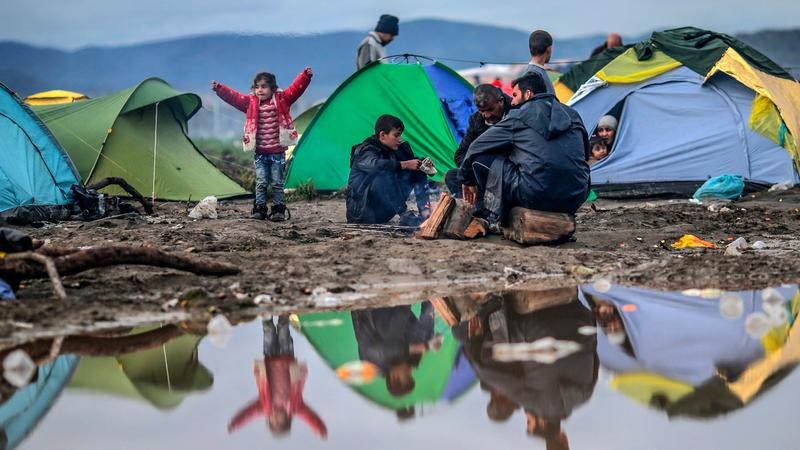 Hunderte Flüchtlinge haben das Aufnahmelager in Idomeni verlassen. Mehr als 12.500 harren dort weiterhin aus.