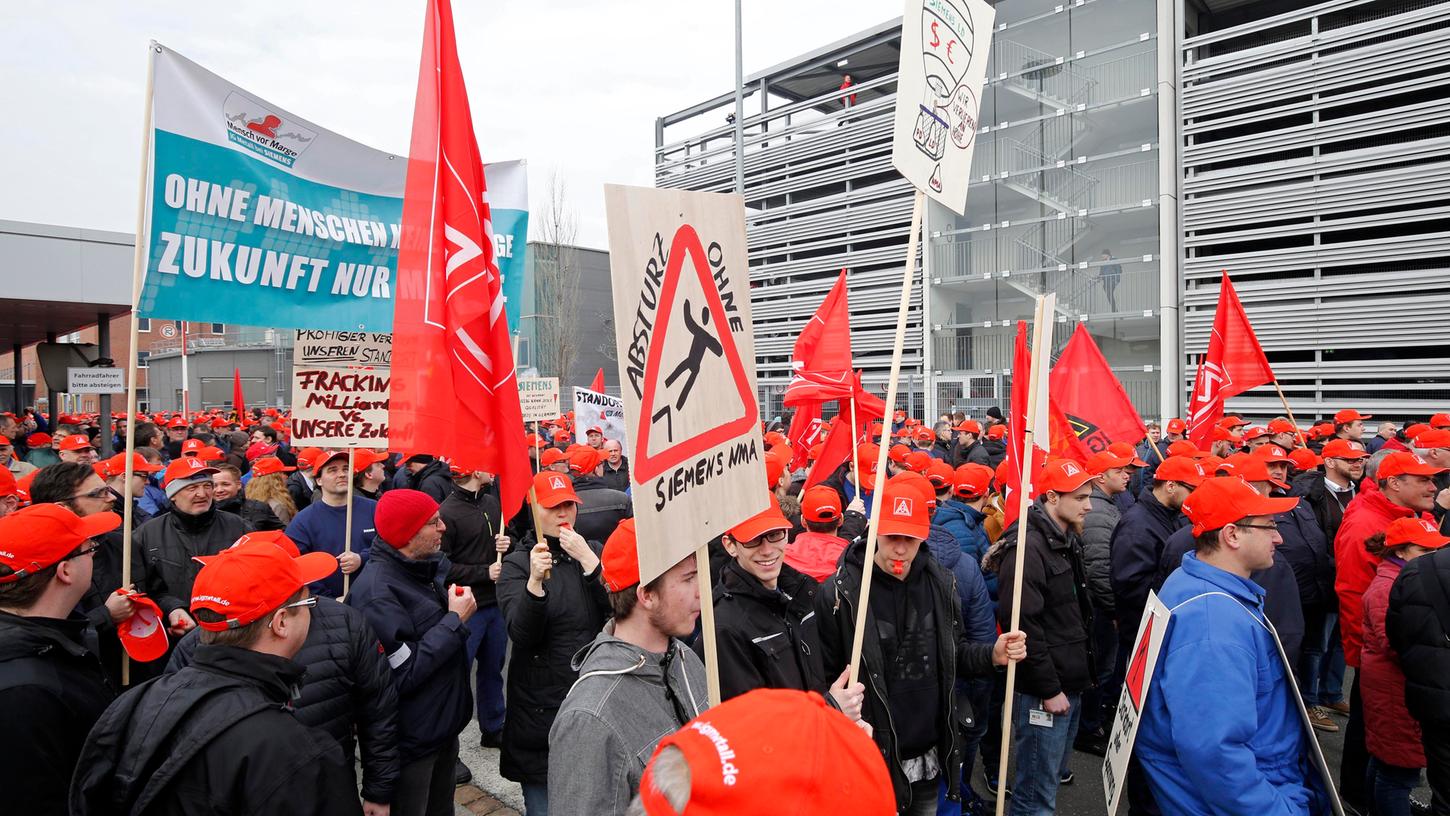 Siemens-Beschäftigte haben in Nürnberg gegen den geplanten Arbeitsplatzabbau beim Elektrokonzern protestiert.