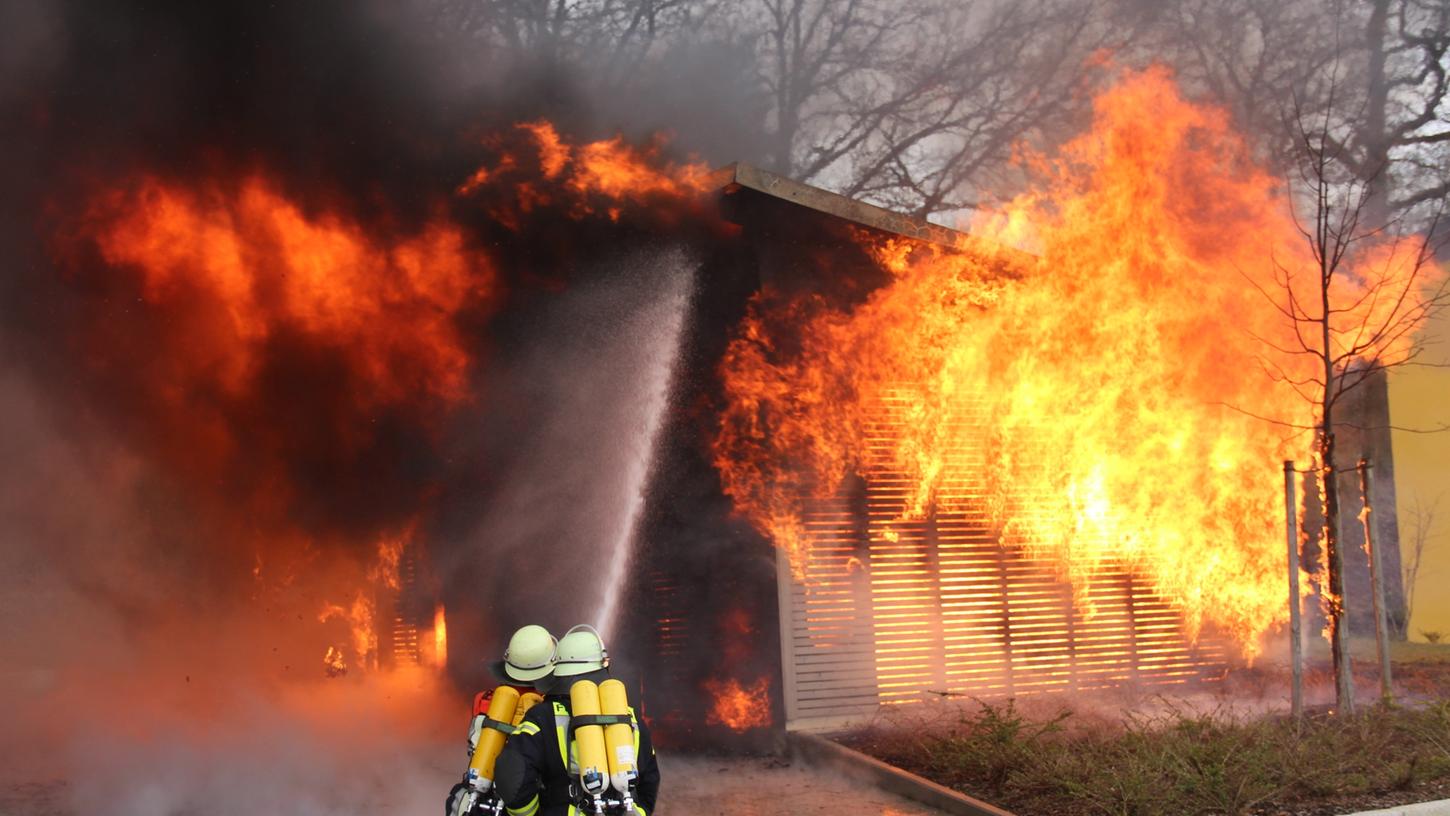 Als die Feuerwehren eintrafen, stand der Schuppen bereits lichterloh in Flammen.