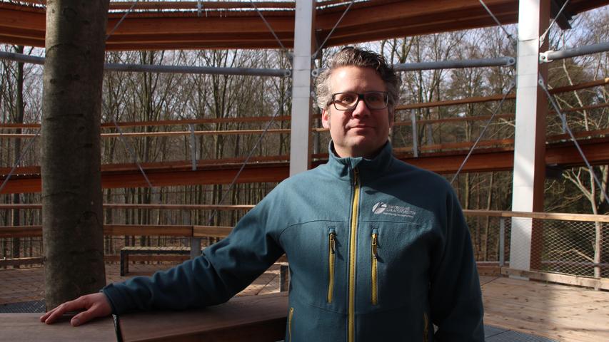 Philipp Bahnmüller von den Bayerischen Staatsforsten erklärt, dass für den Baumwipfelpfad knapp 1500 Kubikmeter Holz aus Lärchen und Douglasien aus dem Bayerischen Wald verbaut wurden.