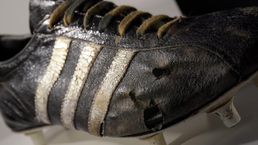 Von diesen Schuhen konte sich Franz Beckenbauer erst trennen, als sie schon völlig kaputt waren. Heute sind sie eine Kostbarkeit im adidas-Archiv.