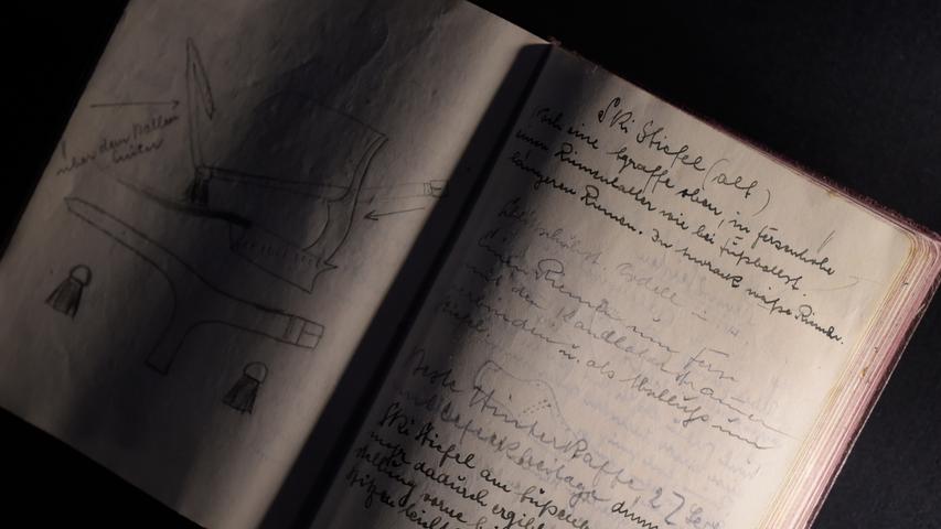 In einem Notibuch hat Adolf Dassler seine Erfindungen skizziert und Wichtiges dazu notiert.