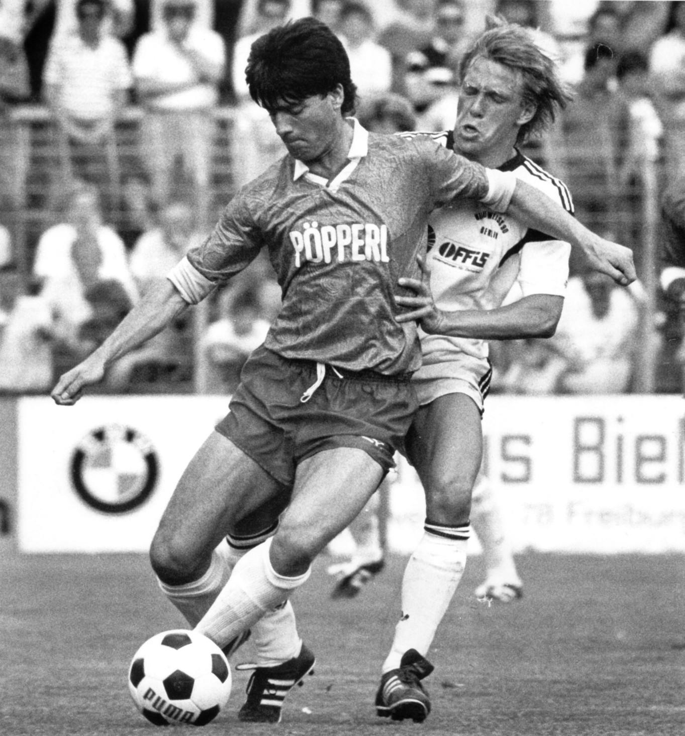 1978 begann Joachim Löw (l.) seine Profikarriere beim SC Freiburg, der zu diesem Zeitpunkt gerade in die 2. Bundesliga aufgestiegen war. Von dort ging es weiter zum VfB Stuttgart, zu Eintracht Frankfurt, zurück nach Freiburg, zum Karlsruher SC und erneut in den Breisgau. Dort kam nach vielen harten Jahren "Jogis" Selbstvertrauen zurück.