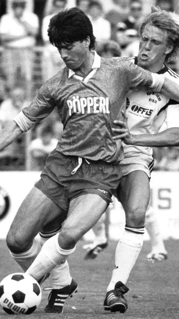 1978 begann Joachim Löw (l.) seine Profikarriere beim SC Freiburg, der zu diesem Zeitpunkt gerade in die 2. Bundesliga aufgestiegen war. Von dort ging es weiter zum VfB Stuttgart, zu Eintracht Frankfurt, zurück nach Freiburg, zum Karlsruher SC und erneut in den Breisgau. Dort kam nach vielen harten Jahren "Jogis" Selbstvertrauen zurück.