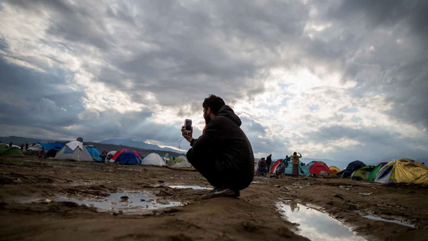 Obwohl viele Flüchtlinge das Lager Idomeni an der mazedonischen Grenze in Richtung Athen verlassen haben, harren immer noch Tausende dort aus.