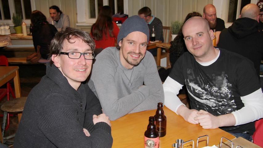 Marshmallow, Banane oder Rotbier-Soße – diese ausgefallenen Zutaten kann man im Hempel's auf den Burgern probieren. Alle zwei Wochen präsentieren Wirt Michael (32,mitte) und sein Team einen neuen Spezialburger. Diese Woche lockt der Burger "Der Gerupft" mit Obazda zu einer deftig-bayerischen Burger-Erfahrung und da sind die beiden Stammgäste Hagen (31,rechts) und Robert (33) begeistert dabei. Beide sind überzeugt von Geschmack und Konzept des Lokals und für Robert als Vegetarier bietet das Hempel's eine große Auswahl. Denn hier gibt es alle Burger auch mit einem Stück Haloumi-Käse oder veganem Patty. "Da haben wir lang dran getüftelt, aber jetzt sind wir echt zufrieden", erzählt Wirt Michael. Für ihn ist es wichtig seinen Gästen eine breite Vielfalt an Burgern in lässigem Ambiente zu bieten. Gemäß seinem Konzept "minimalistisch, aber hohe Qualität", gibt es im Hempel's nur Selbstgemachtes aus frischen Produkten bei Selbstbedienung an Gemeinschaftstischen. Auch kann man im Hempel's vorab nicht reservieren, es heißt also einfach vorbei kommen. "Hier wird keiner weggeschickt", versichert der Wirt. Gerade die dadurch entstehende lockere Atmosphäre schätzen Hagen und Robert am Hempel's besonders. Mindestens einmal pro Woche ist Hagen in seinem Lieblings-Burgerladen und "fährt lieber ein altes Auto" als darauf zu verzichten. Marshmallow, Banane oder Rotbier-Soße – diese ausgefallenen Zutaten kann man im Hempel's auf den Burgern probieren. Alle zwei Wochen präsentieren Wirt Michael (32,mitte) und sein Team einen neuen Spezialburger. Diese Woche lockt der Burger "Der Gerupft" mit Obazda zu einer deftig-bayerischen Burger-Erfahrung und da sind die beiden Stammgäste Hagen (31,rechts) und Robert (33) begeistert dabei. Beide sind überzeugt von Geschmack und Konzept des Lokals und für Robert als Vegetarier bietet das Hempel's eine große Auswahl. Denn hier gibt es alle Burger auch mit einem Stück Haloumi-Käse oder veganem Patty. "Da haben wir lang dran getüftelt, aber jetzt sind wir echt zufrieden", erzählt Wirt Michael. Für ihn ist es wichtig seinen Gästen eine breite Vielfalt an Burgern in lässigem Ambiente zu bieten. Gemäß seinem Konzept "minimalistisch, aber hohe Qualität", gibt es im Hempel's nur Selbstgemachtes aus frischen Produkten bei Selbstbedienung an Gemeinschaftstischen. Auch kann man im Hempel's vorab nicht reservieren, es heißt also einfach vorbei kommen. "Hier wird keiner weggeschickt", versichert der Wirt. Gerade die dadurch entstehende lockere Atmosphäre schätzen Hagen und Robert am Hempel's besonders. Mindestens einmal pro Woche ist Hagen in seinem Lieblings-Burgerladen und "fährt lieber ein altes Auto" als darauf zu verzichten.
