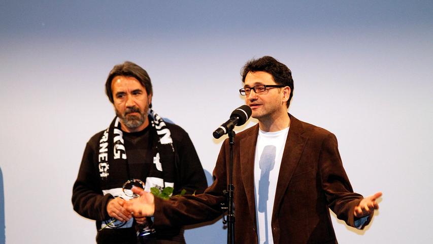 Regisseur Zeki Demirkubuz (links, hier mit Jury-Mitglied Miraz Bezar) übergab den Preis für den besten Spielfilm.