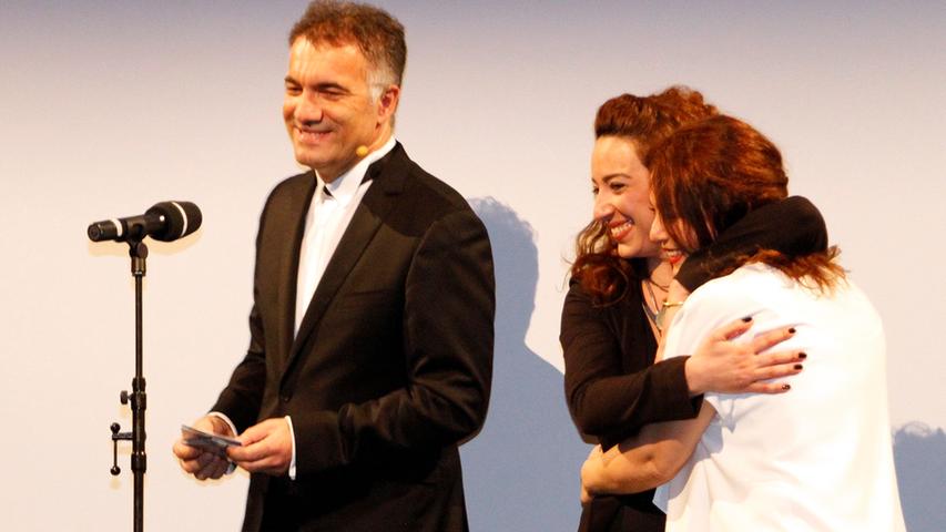 Festivalpräsident Adil Kaya freut sich mit den preisgekrönten Hauptdarstellerinnen Asiye Dinçsoy und Nazan Kesal.