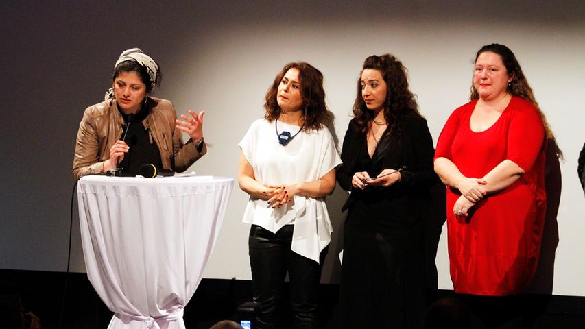 Ahu Öztürk (links) dankte bei der Preisverleihung den Frauen, "die geholfen haben, diesen Film zu machen." Darunter auch Produzentin Cigdem Mater im roten Kleid.
