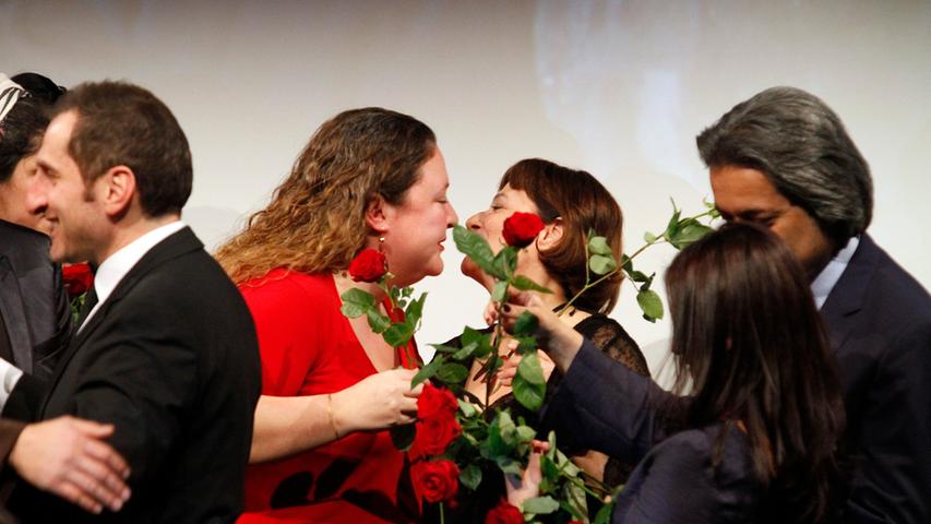 Produzentin Cigdem Mater (im roten Kleid) freut sich über die Auszeichnung und nimmt Glückwünsche entgegen.