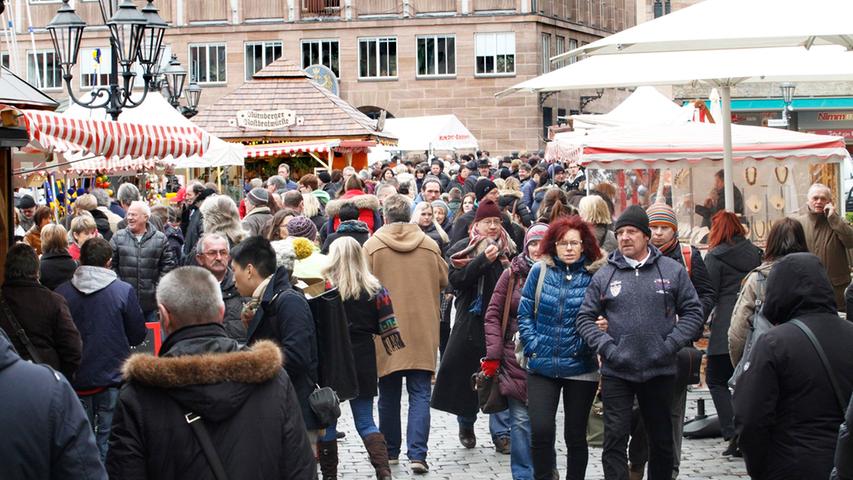 Auch auf dem Hauptmarkt drängten sich die Menschen ...