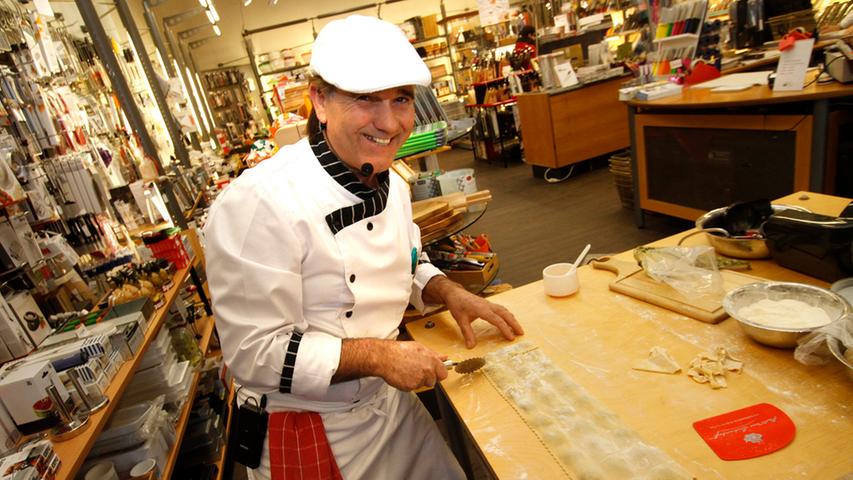 Um Kunden zu locken hatten sich einige Geschäfte Aktionen überlegt, wie beispielsweise das Schaukochen mit Koch-Clown Rocco bei Küchen Lösch.