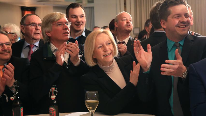 Die CDU feiert in Sachsen-Anhalt: Ihre Anhänger, unter ihnen Bundesforschungsministerin Johanna Wanka (Mitte), freuen sich in Magdeburg über den Wahlsieg von Ministerpräsident Reiner Haseloff.